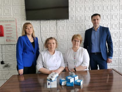 Партийцы Катав-Ивановска передали медикам 17 пульсоксиметров