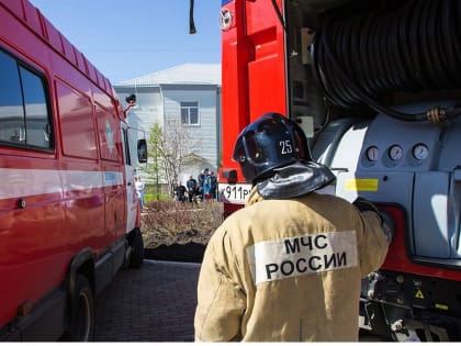 Курили в подъезде? Пожар вспыхнул в День России в магнитогорской двухэтажке