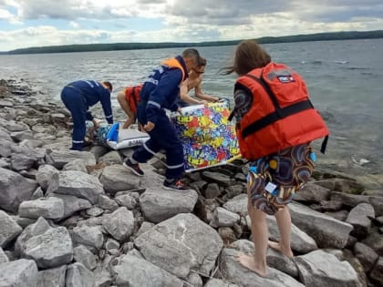 На озере Увильды спасатели помогли сапбордистам, попавшим в беду