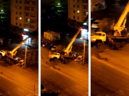 В Челябинске демонтировали киоск, который раздавил легковушки и оборвал линии электропередач