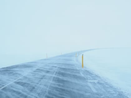 Из-за снега и сильного ветра водителям в Челябинской области не советуют совершать дальние поездки