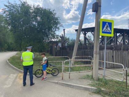 В Магнитогорске сотрудники ГИБДД проводят профилактические беседы с велосипедистами и самокатчиками