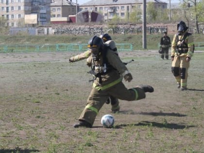 Пожарные из Троицка в полной боевой экипировке сыграли в футбол