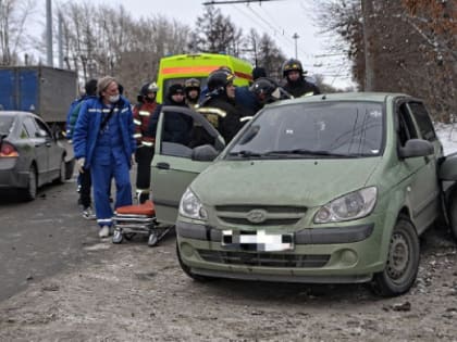 В Челябинске в искореженном автомобиле застряли 2 пенсионера