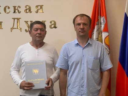 Челябинский депутат Владимир Корнев вручил благодарность своему товарищу за участие в спецоперации на Украине