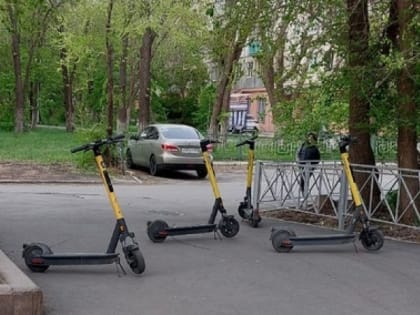 «Перегородили выезд»: магнитогорские водители жалуются на оставленные на дороге электросамокаты