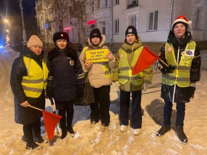 В Магнитогорске «Полицейский Дед Мороз» дежурил на пешеходном переходе