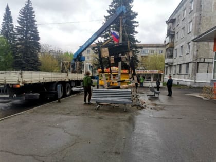У универмага монтируют новую остановку