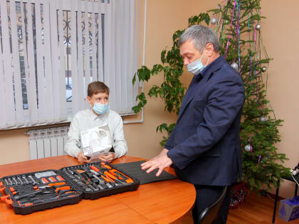 Мастеровому парню – набор инструментов! В Кусе исполнили мечту мальчишки из КОРЦ