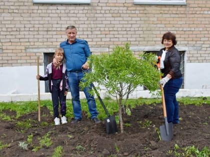 Депутаты Южноуральского городского Собрания приняли участие в благоустройстве детской поликлиники после капитального ремонта