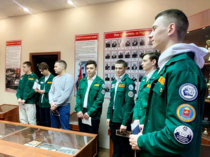 Сотрудники полиции торжественно вручили паспорта 20-летним студентам строительных отрядов