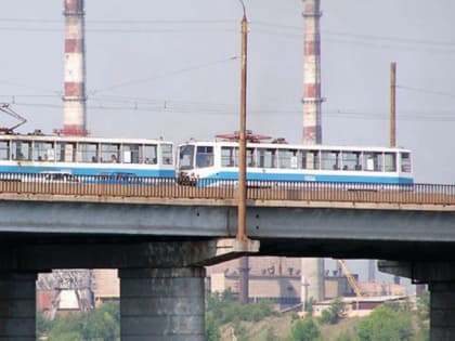 В Магнитогорске спасли девушку, стоявшую на опоре моста