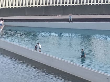 В неположенном месте: магнитогорцы пожаловались на детей, купающихся в озере «Притяжения» 