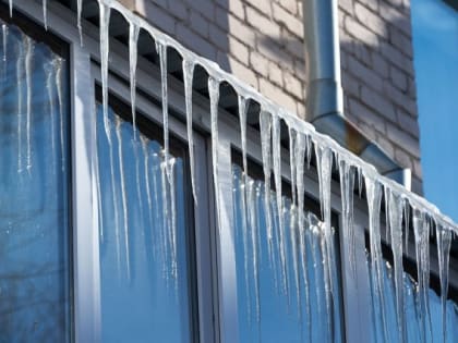 Челябинцев предупредили о падении сосулек с крыш и гололедице