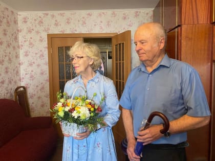 Руководитель региональной общественной приемной в Челябинской области Марина Поддубная поздравила семью Шахматовых с Днем семьи, любви и верности