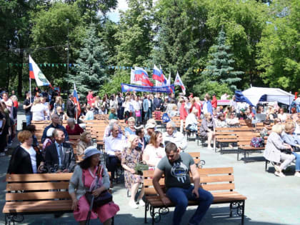 Жители Челябинска пришли на митинг-концерт в поддержку российских солдат, участвующих в спецоперации