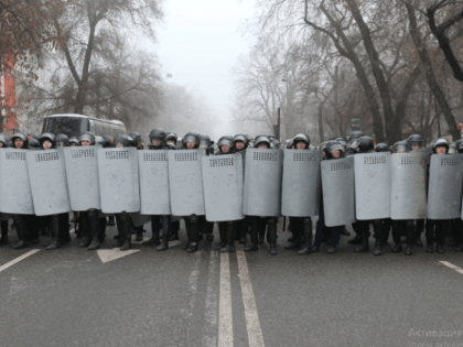 «Мы прячемся, но если кто-то на улице остался, капец». Челябинский студент не может уехать из Костаная