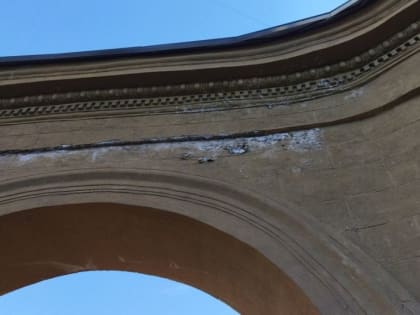 Жительница Магнитогорска пожаловалась на состояние недавно отремонтированной арки по проспекту Металлургов