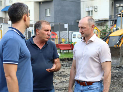 Глава Тракторозаводского района Юрий Кузнецов посетил дворы, которые благоустраиваются в этом году