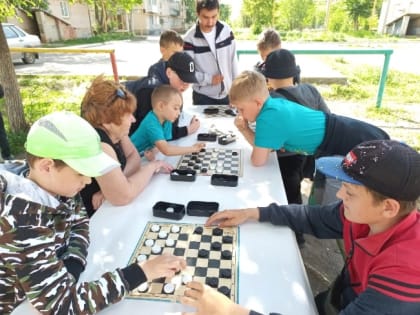 Шашки, грамоты и сладкие призы