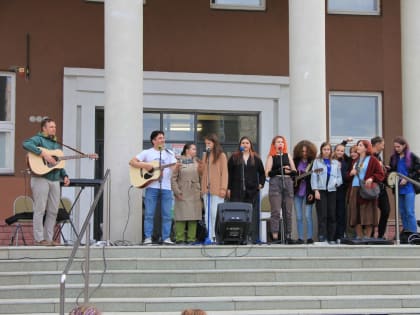 Встречаем жаркое лето — жарким концертом! Библиотечный «КвАРТирник» вновь состоялся в формате 
open-air.