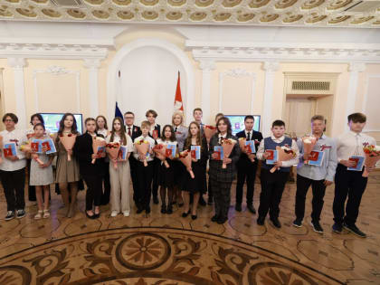 В День России губернатор Челябинской области Алексей Текслер торжественно вручил паспорта юным южноуральцам