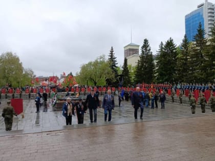 Церемония возложения цветов к Вечному Огню