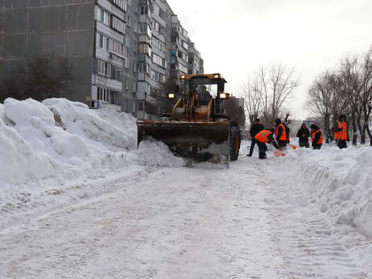В Тракторозаводском районе расчищают тротуары от снега