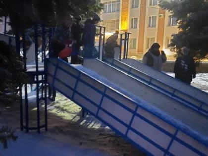 Челябинцы пожаловались на темень у горки возле администрации района