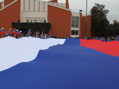 Флешмоб в Челябинске в честь Дня российского флага