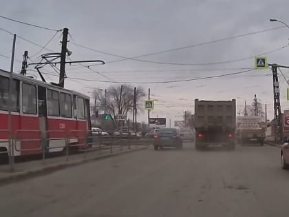 Нарушение попало на видео: сотрудники ГИБДД наказали водителя грузовика