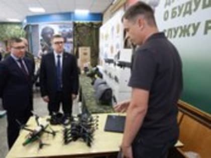 Полномочный представитель Президента РФ в УрФО Владимир Якушев и губернатор Челябинской области Алексей Текслер ознакомились с работой пункта отбора на военную службу по контракту 