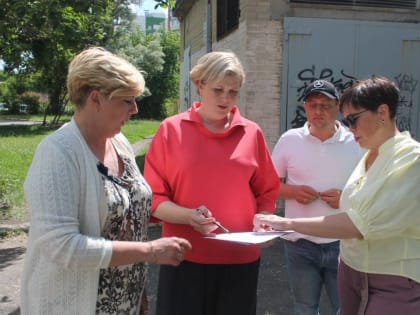 Советский район: Мария Можерина проверила работу по благоустройству школьного стадиона