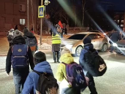 В Магнитогорске в утренние часы у школ дежурят сотрудники Госавтоинспекции и родительский дорожный патруль