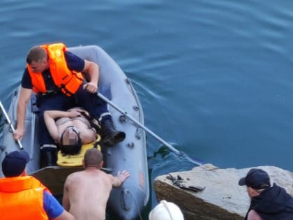 В Челябинске женщина разбилась о скалы на Голубом карьере