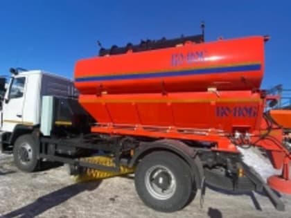 В городской службе благоустройства новая коммунальная машина