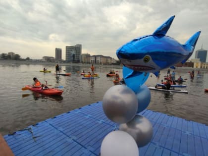 Челябинцы устроили тестовый заплыв по Миассу в честь неофициального открытия станции сапсёрфинга