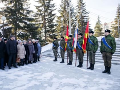 В Златоусте на Аллее Славы сегодня чествовали Героев Отечества