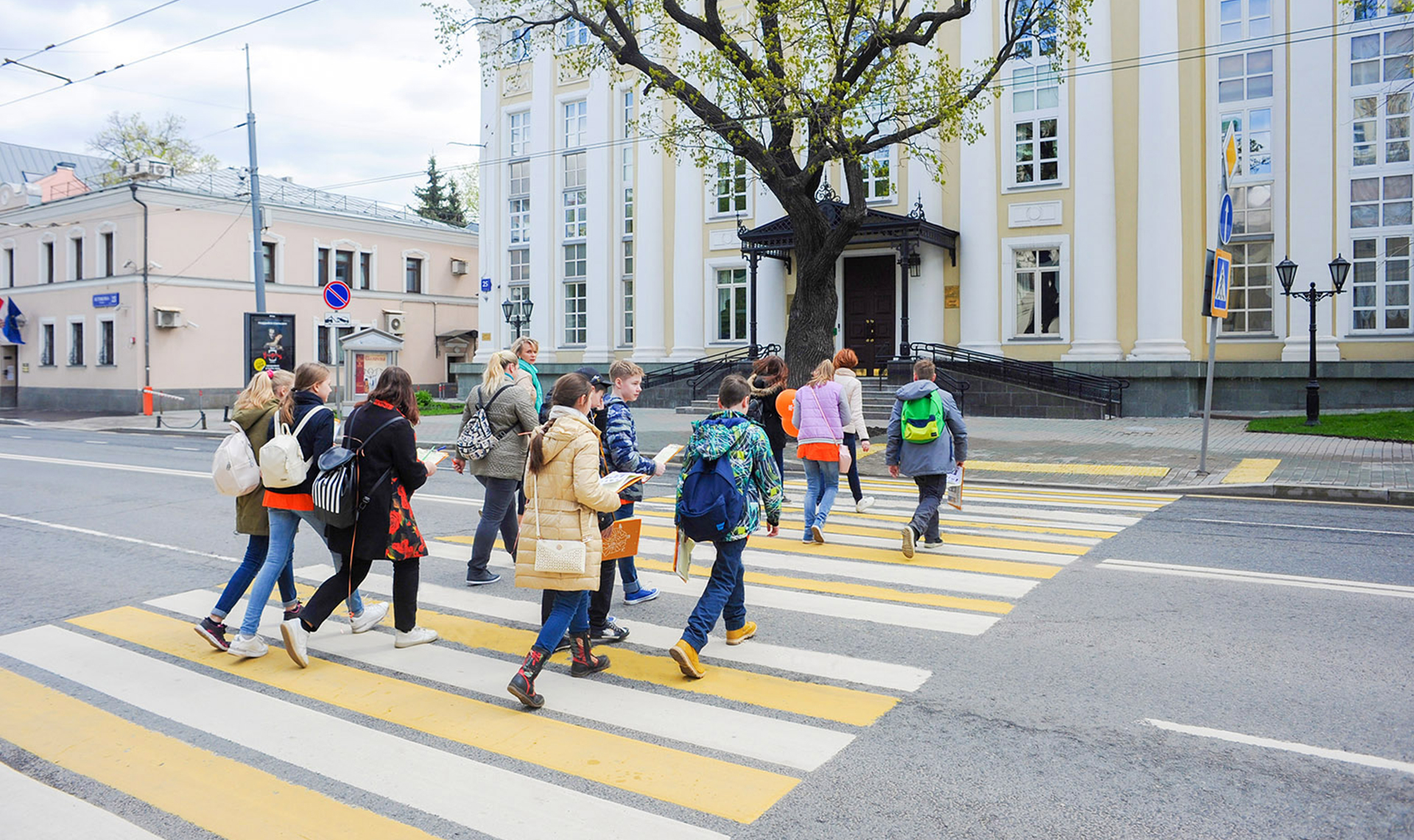 Дорога в школу. Пешеходы на улице. Пешеходный переход для детей. Дорога с пешеходным переходом.