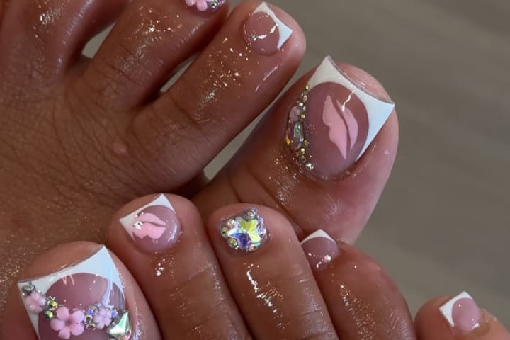 Nail design thumbnail for Instagram post DYV9U8IFL1P