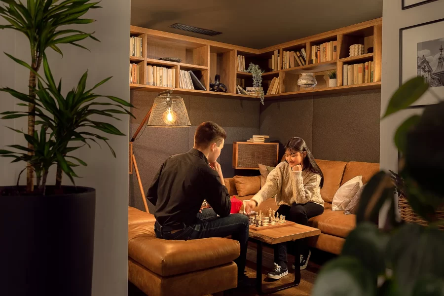 Lifestyle-Aufnahme eines Paares beim Schachspiel im Café des Designhotels Mosaic House in Prag.