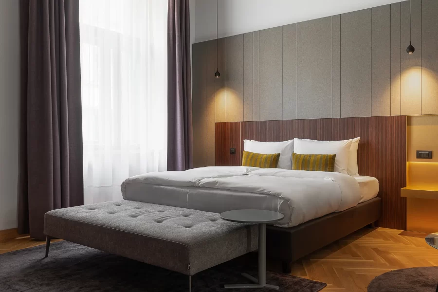 Hotelfotografie der Deluxe Comfort Suite im Numa Laurel in Prag mit königlichem Bett und großem Fenster.