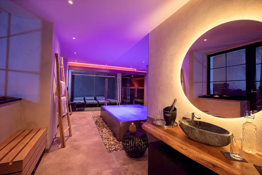 Privates Hotel-Spa im Mosaic House Prag mit großem Whirlpool, Kerzenlicht und Champagner in gemütlicher Abendatmosphäre.
