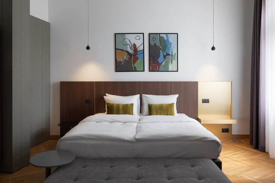 Doppelzimmer im Aparthotel Numa Laurel in Prag mit symmetrischer Bettanordnung, warmem Holzfußboden und minimalistickým Interieur.