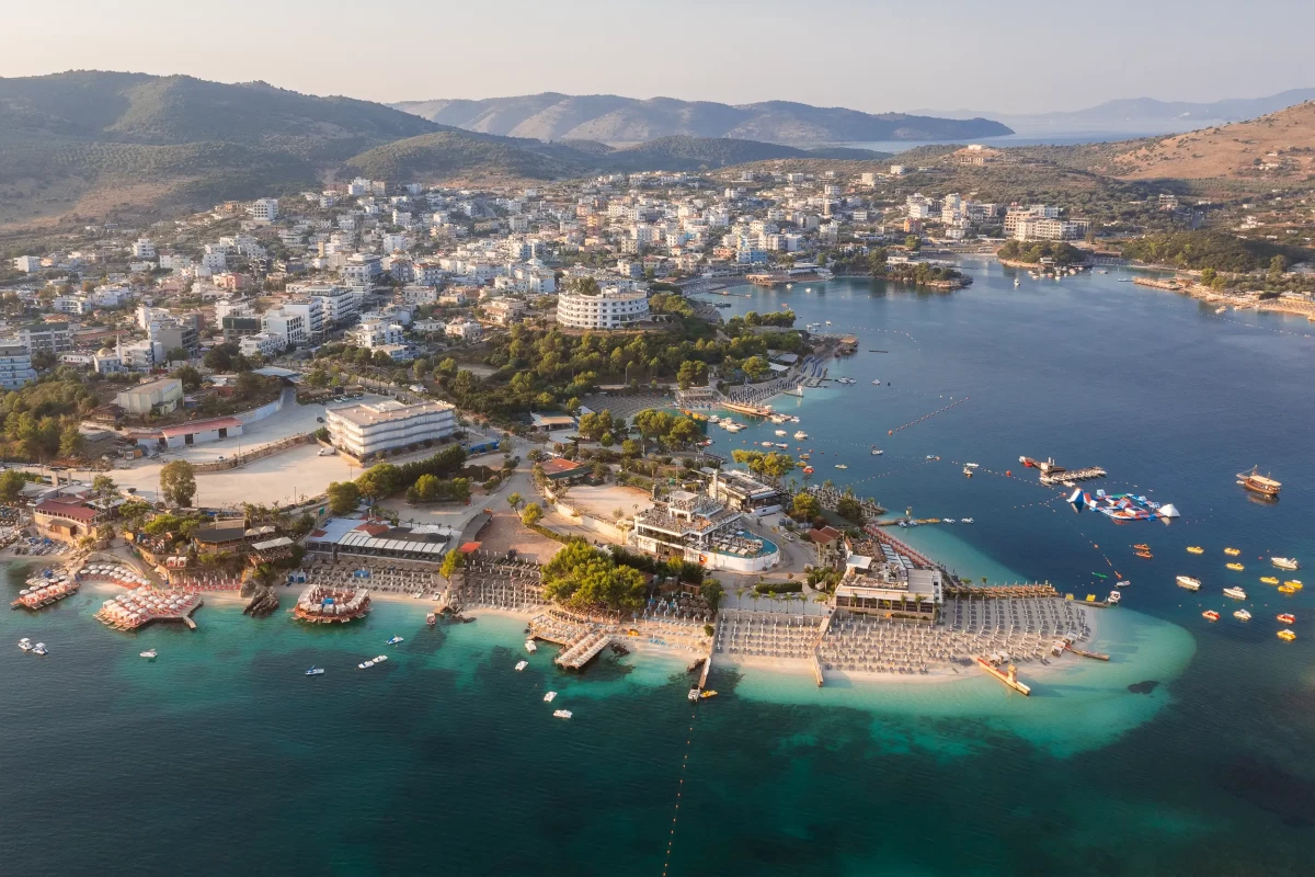 plážový resort Ksamil 7 za východu slunce