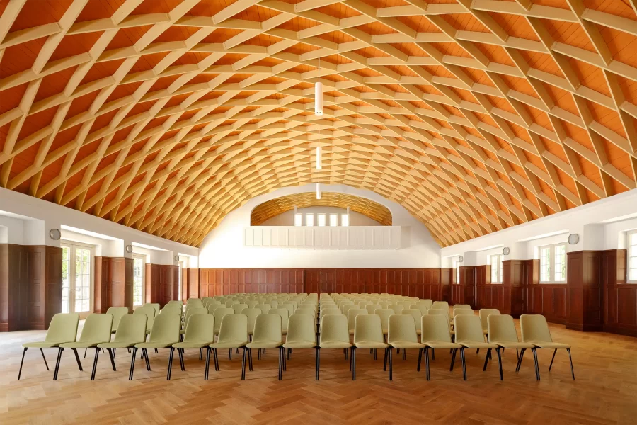 Kronensaal im Hotel Krone Oettingen mit charakteristischer Zollinger-Holzgewölbekonstruktion und Reihenbestuhlung für Veranstaltungen.