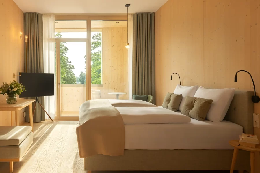 Doppelzimmer im Hotel Krone Oettingen mit bodentiefem Fenster und Blick in den Park.