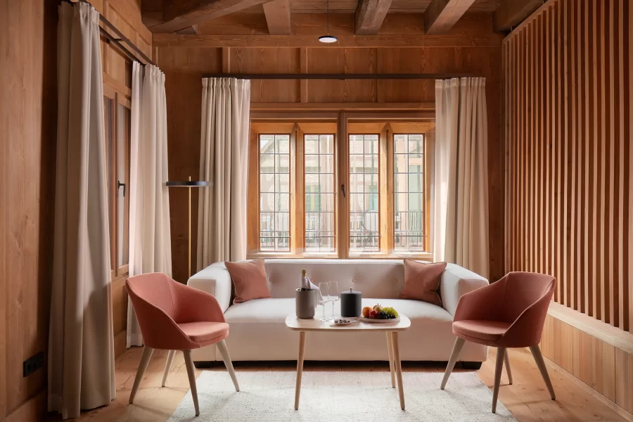 Detailně komponovaná hotelová fotografie se stylově upraveným posezením v hotelu Krone v Oettingenu, ilustrující význam pečlivě připraveného shot listu.