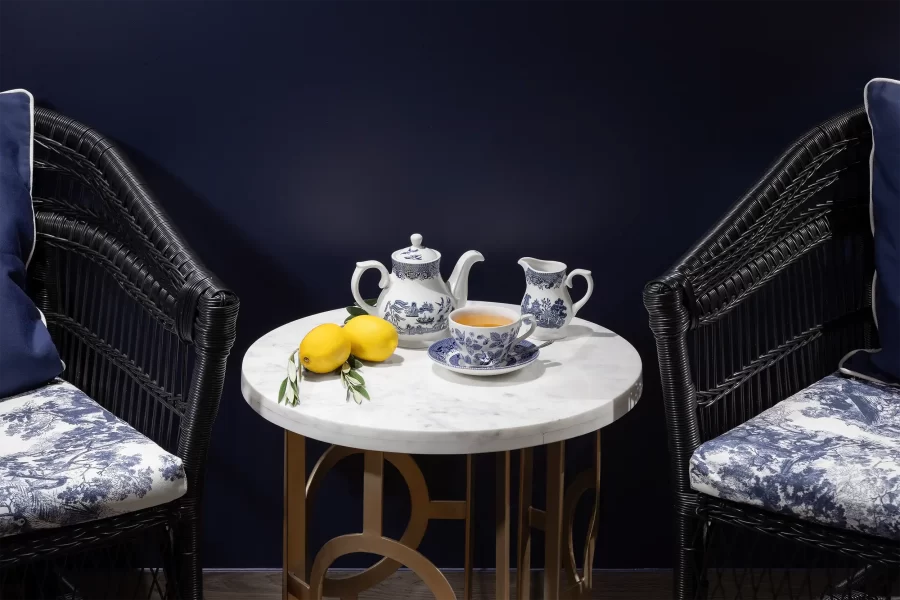 Detailaufnahme eines kleinen Tisches mit Keramikgeschirr und Zitronen im privaten Wellnessbereich des Schlosshotels.