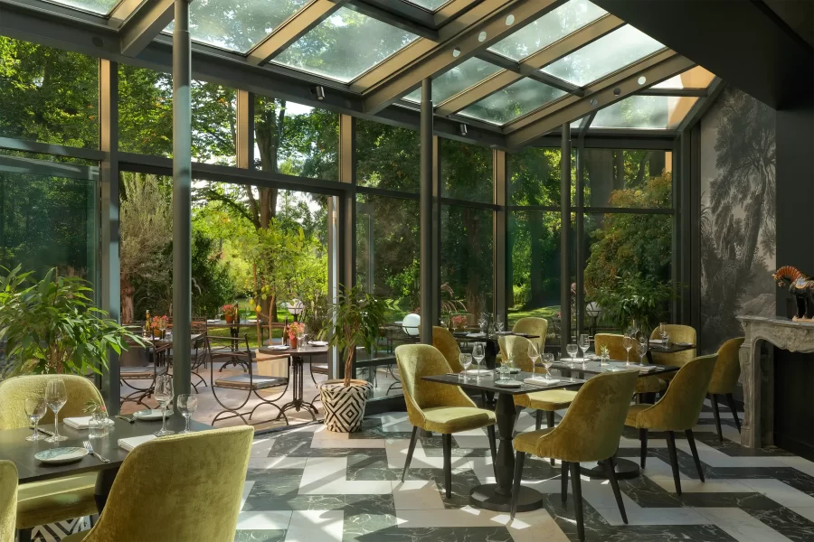 Prosklená restaurace Schlosshotelu Althornitz připravená na focení – ukázka promyšleného plánování hotelového focení s důrazem na světelné podmínky a aranžmá prostoru.